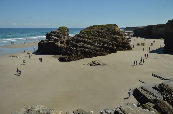 Formaciones Geológicas Con Cientos Visitantes Playa Las Catedrales Ribadeo Agosto — Foto de Stock