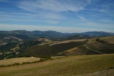 Kırsal, Galicia İspanya ile arka plan Se sınırları içinde dağların muhteşem manzarası. Doğa, manzara, botanik, seyahat. 2 Ağustos 2015. Rebedul, Lugo, Galiçya, İspanya.