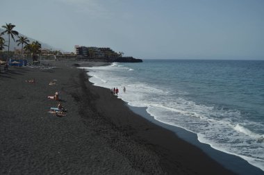 Uzun siyah volkanik kum Beach'te Puerto Naos şehir Los Llanos içinde. Seyahat, Doğa, manzara, geology.11 Temmuz 2015. Los Llanos Isla De La Palma Kanarya Adaları İspanya.