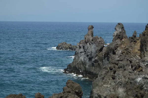 Volkanik kayalar şehir Los Llanos Puerto Naos kayalıkları. Seyahat, Doğa, Landscapes.11 Temmuz 2015. Los Llanos Isla De La Palma Kanarya Adaları İspanya.