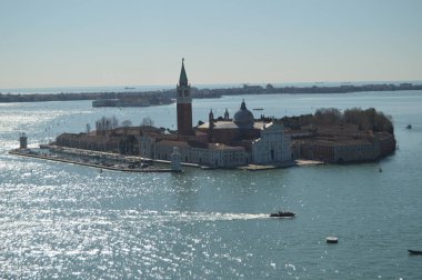 Island San Giorgio Maggiore Venedik üzerinde havadan izleme Campanille Tower San Giorgio Maggiore Manastırı. Seyahat, tatil, mimari. 27 Mart 2015. Venedik, bölge Veneto, İtalya.