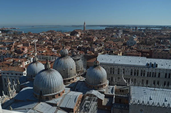 从威尼斯圣马科斯大教堂的屋顶坎帕尼尔塔的空中景观 2015年3月27日 威尼斯 威尼托地区 意大利 — 图库照片