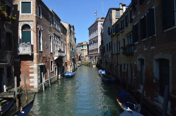 Narrow Canals Boats Moored Piers Buildings Venice Travel Holidays Architecture — Stock Photo, Image