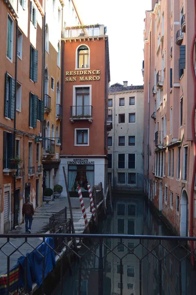 Wąskie Kanały Ich Kolorowe Budynki Odbite Wodzie Wenecji Podróż Wakacje — Zdjęcie stockowe
