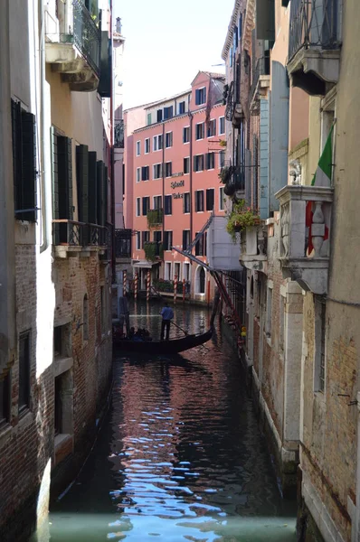 Canales Estrechos Con Una Góndola Navegando Venecia Viajes Vacaciones Arquitectura — Foto de Stock