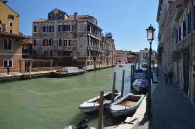 Venedik onun kıyısında Cannareggio güzel tekneler ile Grand Canal palamarla. Seyahat, tatil, mimari. 28 Mart 2015. Venedik, Veneto bölgesinde, İtalya..