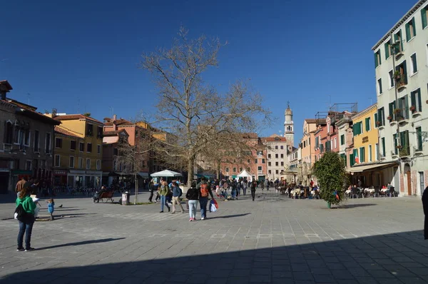 Dorsoduro mahallede Venedik Santa Margherita alanının oldukça vurdu. Seyahat, tatil, mimari. 28 Mart 2015. Venedik, Veneto bölgesinde, İtalya.