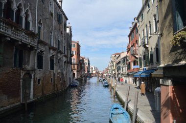 Fondamenta Dei Ormesini güzel binalar tekne palamarla ve köprüler Venedik ile. Seyahat, tatil, mimari. 28 Mart 2015. Venedik, Veneto bölgesinde, İtalya.