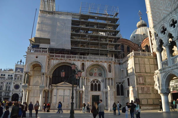 威尼斯日落的圣马克广场上的圣马克大教堂侧立面 2015年3月28日 威尼斯 威尼托地区 意大利 — 图库照片