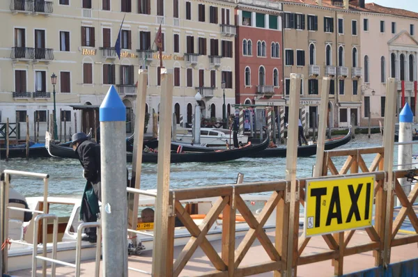 Такси Большом Канале Венеции Путешествия Праздники Архитектура Марта 2015 Года — стоковое фото