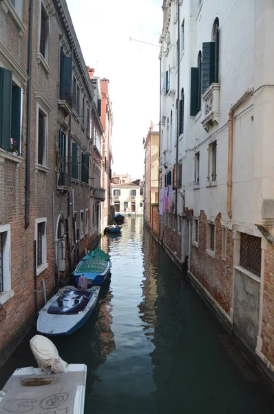 Beautiful Shot Narrow Canal Lustraferi River Beautiful Boats Moored Shot — Stock Photo, Image