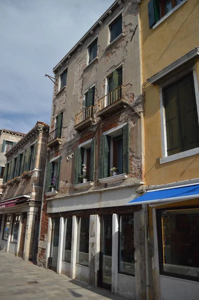威尼斯 Fondamenta Della Misericordia 的风景如画的建筑 2015年3月28日 威尼斯 威尼托地区 意大利 — 图库照片