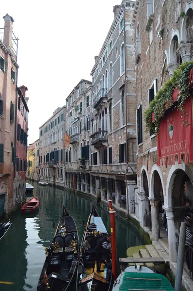 Views Apostoli River Beautiful Gondolas Moored Bridge Countrysideapostoli Venice Travel — Stock Photo, Image