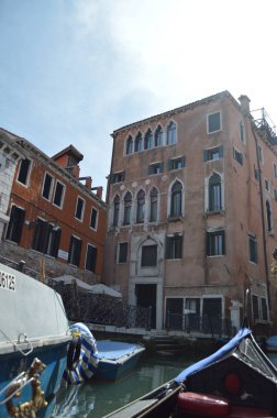 Güzel Venedik tarzı saraylar Venedik'te gondol yürürken gördüm. Seyahat, tatil, mimari. 29 Mart 2015. Venedik, Veneto bölgesinde, İtalya.