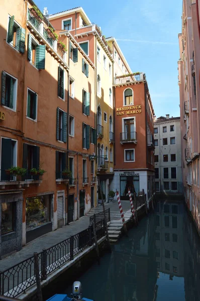 Spokojny Wąski Kanał Budynków Odzwierciedlenie Wenecji Podróż Wakacje Architektura Marzec — Zdjęcie stockowe