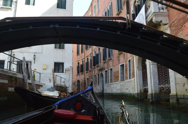 Walk Gondola Passing Bridges Canals Venice Travel Holidays Architecture March — Stock Photo, Image
