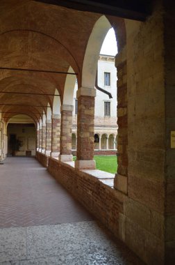 İçinde güzel avlu ya da Cloister Duomo piskoposluk Verona kompleks içinde. Seyahat, tatil, mimari. 30 Mart 2015. Verona, Veneto bölgesinde, İtalya.