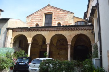 Güzel cephe, kilise, Sst. Helen, Verona. Seyahat, tatil, mimari. 30 Mart 2015. Verona, Veneto bölgesinde, İtalya.