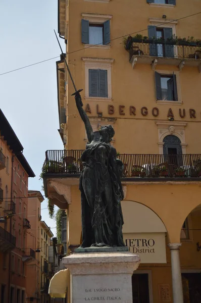 雕像迪埃吉迪吉雷利在广场迪埃贝广场在维罗纳 2015年3月30日 维罗纳 威维托地区 意大利 — 图库照片