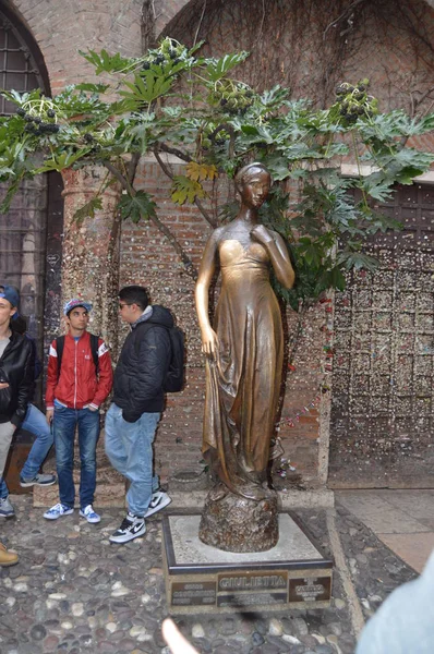 Hermosa Estatua Bronce Julieta Verona Viajes Vacaciones Arquitectura Marzo 2015 — Foto de Stock