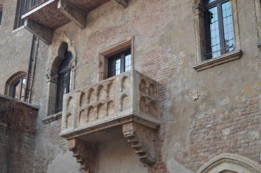 Verona Juliet'in evinde balkon. Seyahat, tatil, mimari. 30 Mart 2015. Verona, Veneto bölgesinde, İtalya.