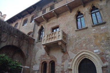 Verona Juliet'in evinde balkon. Seyahat, tatil, mimari. 30 Mart 2015. Verona, Veneto bölgesinde, İtalya.