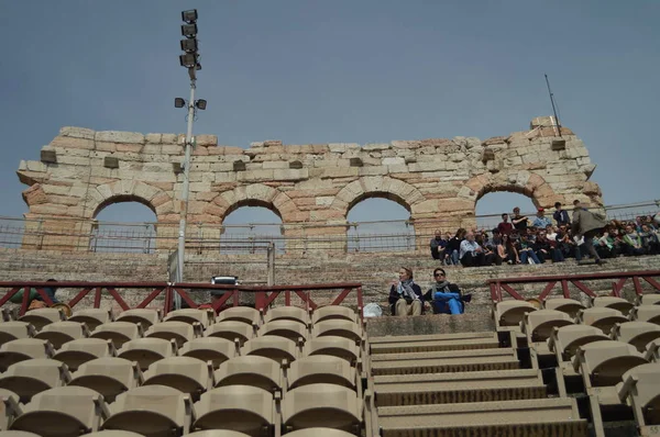 Στέκεται Στο Εσωτερικό Του Θεάτρου Verona Arena Στη Βερόνα Ταξίδια — Φωτογραφία Αρχείου