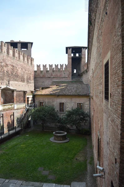 Güzel avlu içinde Castelvecchio'yu kalede Verona. Seyahat, tatil, mimari. 30 Mart 2015. Verona, Veneto bölgesinde, İtalya.