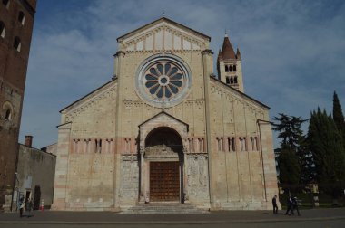Verona San Zenon Bazilikası ana cephe. Seyahat, tatil, mimari. 30 Mart 2015. Verona, Veneto bölgesinde, İtalya.