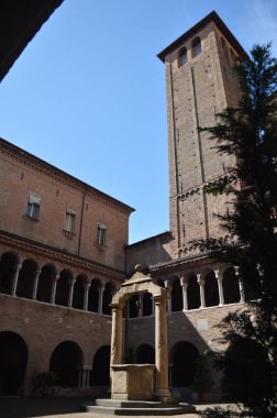 İyi su içinde bir iç avlu, Basilica De Santo stefano Doğum Via Di Stefano içinde Bologna. Seyahat, tatil, mimari. 31 Mart 2015. Bologna, Emilia Romagna, İtalya.