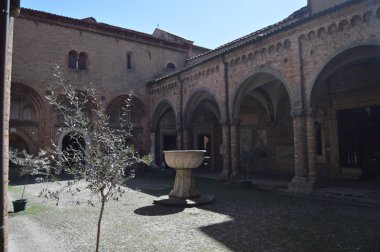 Çeşme Basilica De Santo Estefano bir iç avluda Di Stefano Bologna Via. Seyahat, tatil, mimari. 31 Mart 2015. Bologna, Emilia Romagna, İtalya.