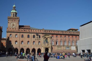Bologna Piazza Maggiore içinde ortak sarayın ana cephe. Bologna seyahat, tatil, mimari. 31 Mart 2015. Bologna, Emilia Romagna, İtalya.