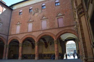 İç cephe ve Piazza Maggiore Bologna ortak sarayda avlusu. Bologna seyahat, tatil, mimari. 31 Mart 2015. Bologna, Emilia Romagna, İtalya.