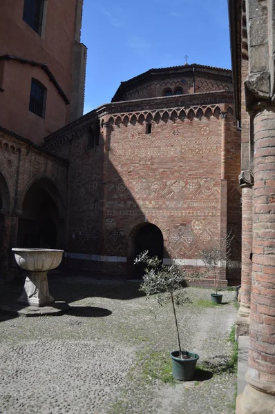 Fontana Cortile Interno Della Basilica Santo Estefano Sulla Stefano Bologna — Foto Stock