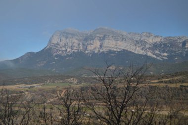 Ainsa Sobrarbe içinde çatılar üzerinden Pena Montanesa güzel manzarasına seyahat eder, manzara, doğa. 26 Aralık 2014. Ainsa, Huesca, Aragon.