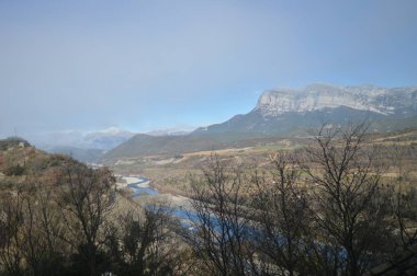 Cinca Nehri içinde onun geçmek tarafından Ainsa bu vadide La Pineta Monte Perdido ve Ebro akar Marbore buzul içinde doğdu. Geziler, manzara, doğa. 26 Aralık 2014. Ainsa, Huesca, Aragon.