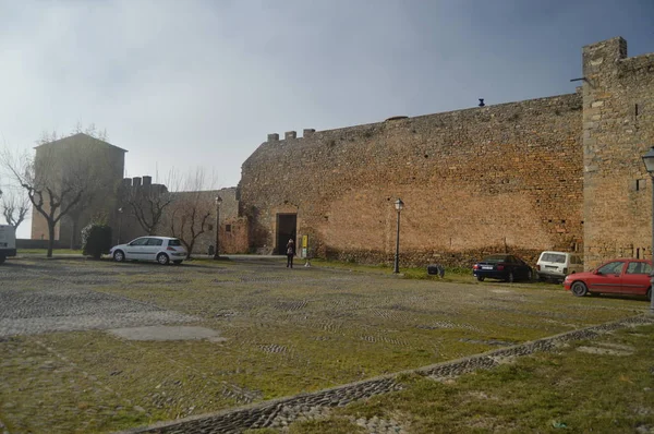 在温和的雾的一天 艾森沙中世纪村庄的城堡堡垒的墙 2014年12月26日 Ainsa Huesca Aragono — 图库照片