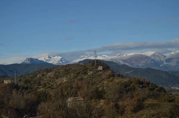 Hermosa Vista Los Pirineos Aragoneses Desde Los Tejados Ainsa Viajar —  Fotos de Stock