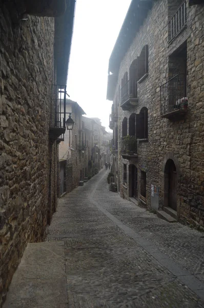 Strade Del Borgo Medievale Ainsa Giorno Lieve Nebbia Viaggi Paesaggi — Foto Stock