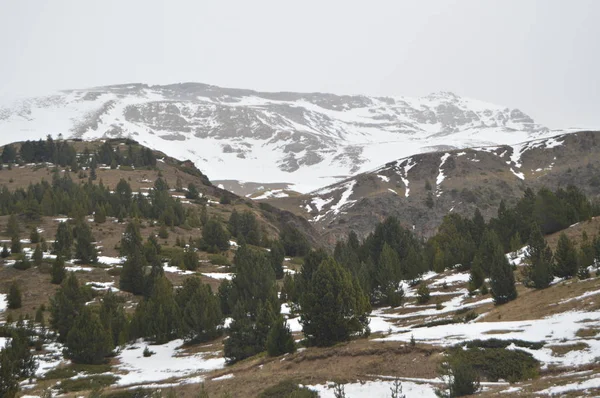 Όμορφα Βουνά Λίγο Χιόνι Στο Χιονοδρομικό Θέρετρο Aramon Cerler Ταξίδια — Φωτογραφία Αρχείου