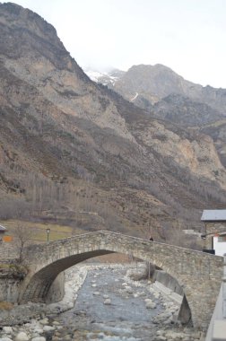 Benasque ana meydanında güzel Ortaçağ köprü. Seyahat, manzara, doğa, mimari. 27 Aralık 2014. Benasque, Huesca, Aragon.