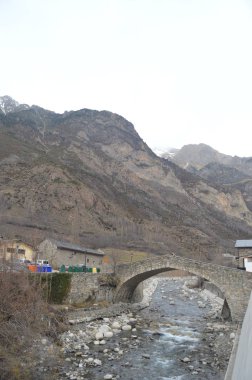 Benasque ana meydanında güzel Ortaçağ köprü. Seyahat, manzara, doğa, mimari. 27 Aralık 2014. Benasque, Huesca, Aragon.