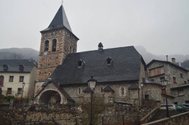 Ana cephe planı Köyü kilise San Esteban. Seyahat, manzara, doğa, mimari. 27 Aralık 2014. Planı, Huesca, Aragon.