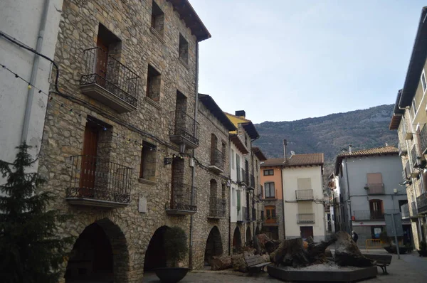 Hermosos Edificios Medievales Arqueados Junto Una Hoguera Plaza Cabovila Campo —  Fotos de Stock