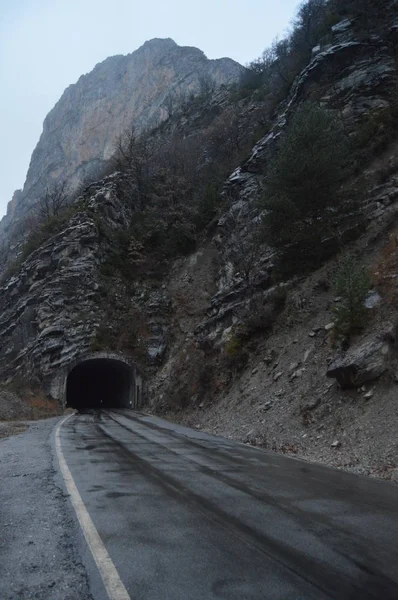 Road Tunnel Caught Rock Gorge Surrounds Plandescun Reservoir Rainy Day — Stock Photo, Image