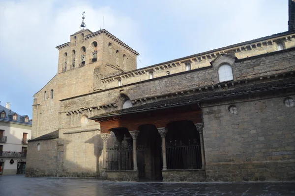 Jaca Roma tarzı Jaca XI yüzyılda kalma Katedrali girişi. Seyahat, manzara, doğa, mimari. 27 Aralık 2014. Jaca, Huesca, Aragon.