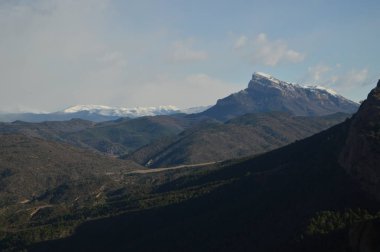 Muhteşem manzaralar dağ ve San Juan De La ağrı Vadisi San Juan De La bezelye Botaya yılında Kraliyet Manastırı. Seyahat, manzara, doğa, mimari. 28 Aralık 2014. Botaya, Huesca, Aragon. İspanya.