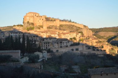 Muhteşem manzaralar Collegiate Castle Santa Maria Alquezar gün batımı, Binbaşı. Manzara, doğa, Tarih, mimari. 28 Aralık 2014. Alquezar, Huesca, Aragon, İspanya.