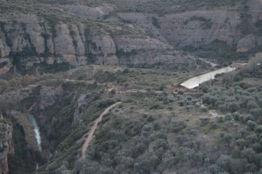 Alquezar Collegiate Castle Vero Nehri'nin muhteşem manzarası. Manzara, doğa, Tarih, mimari. 28 Aralık 2014. Alquezar, Huesca, Aragon, İspanya