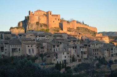 Muhteşem manzaralar Collegiate Castle Santa Maria Alquezar gün batımı, Binbaşı. Manzara, doğa, Tarih, mimari. 28 Aralık 2014. Alquezar, Huesca, Aragon, İspanya.